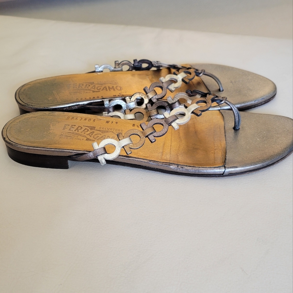 Salvatore Ferragamo Gancini Logo Flip flops